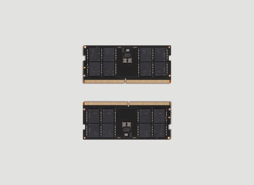 Dos módulos de memoria DDR5 para portátil, vistos por ambas caras.